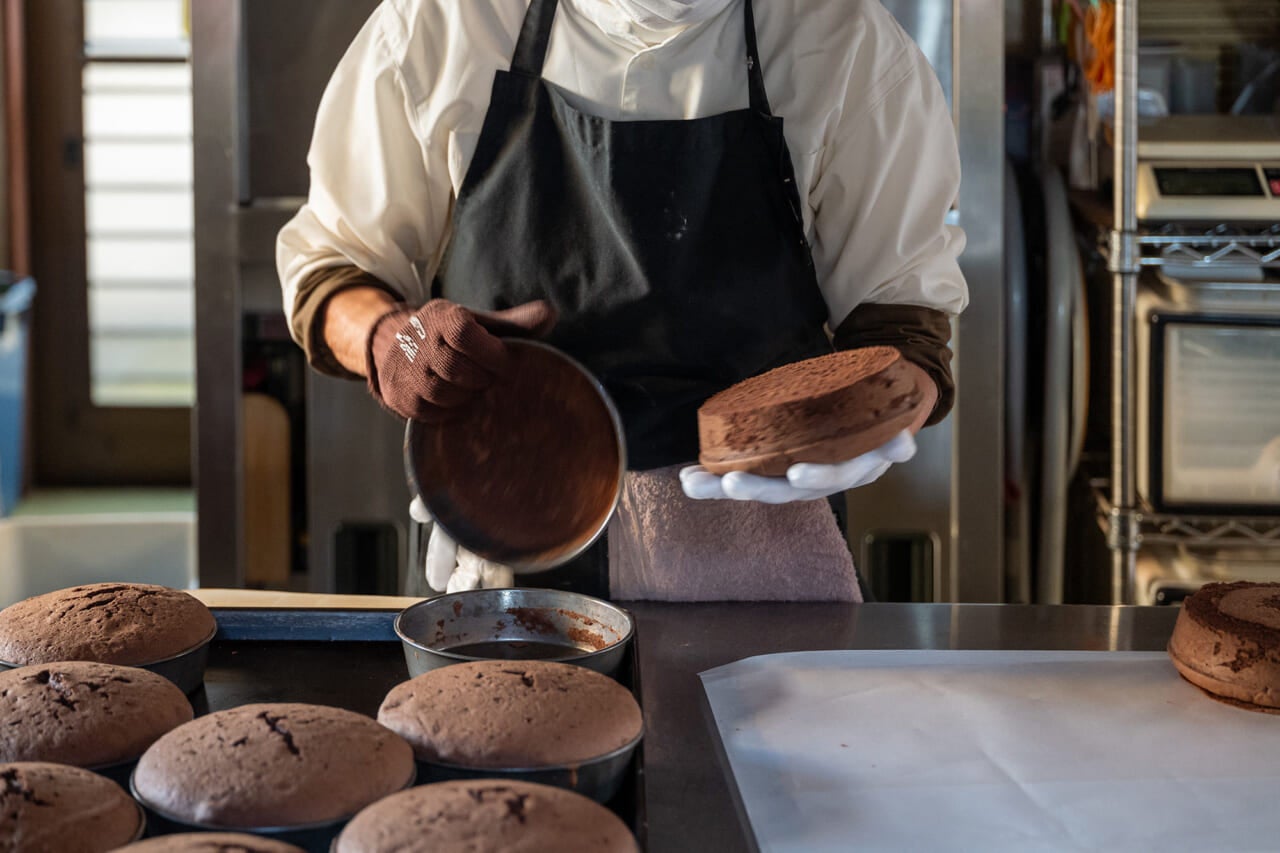 ▲熱々の状態で、底面を上にして、そっと置いていきます。あっつあつですか？とお聞きすると「とんでもなく熱いです」と言いつつ表情はまったく変わりません。