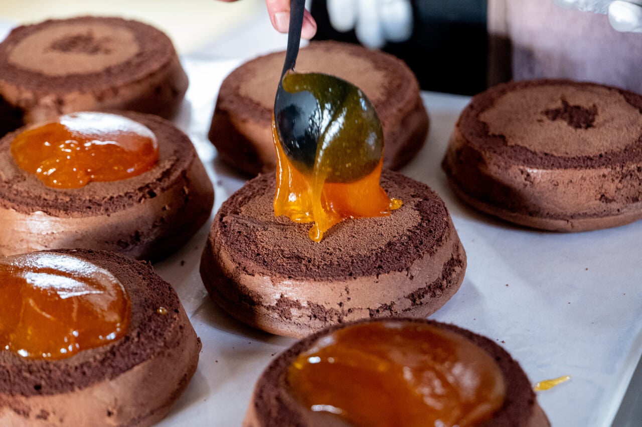 ▲あんずミックスジャムをさらにすこし煮詰めて固くしたものを、スポンジの上にのせます。