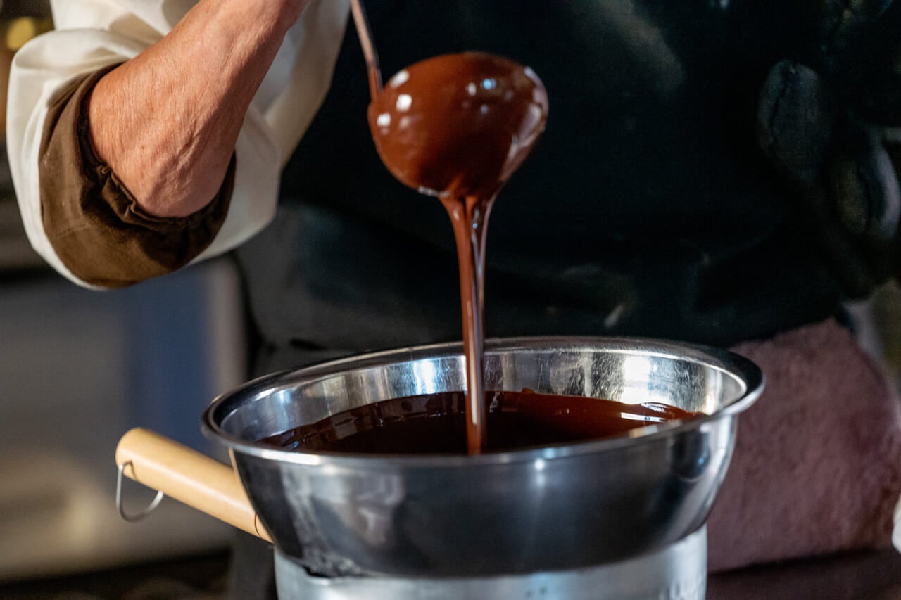 ▲まずは、チョコレートを湯煎。