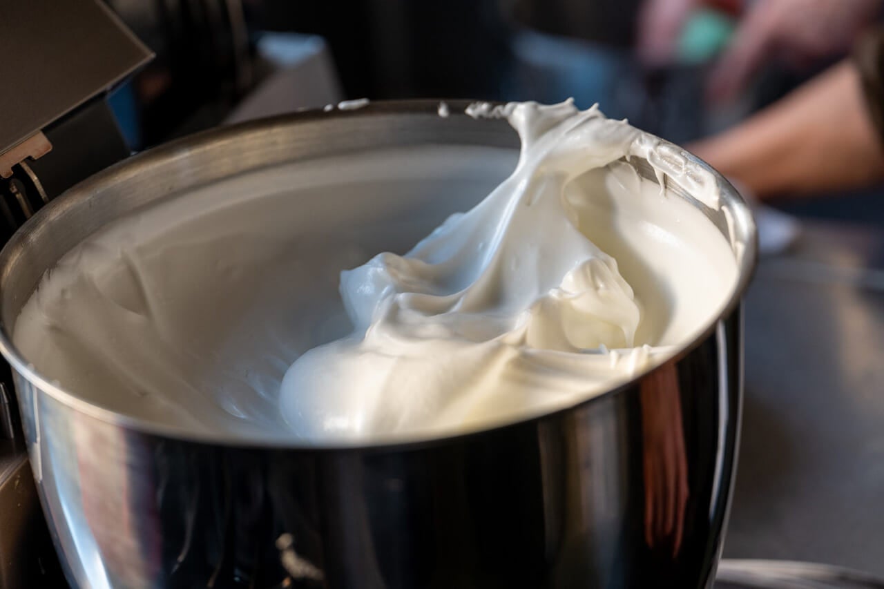 ▲卵白を別に泡立てまして‥‥。