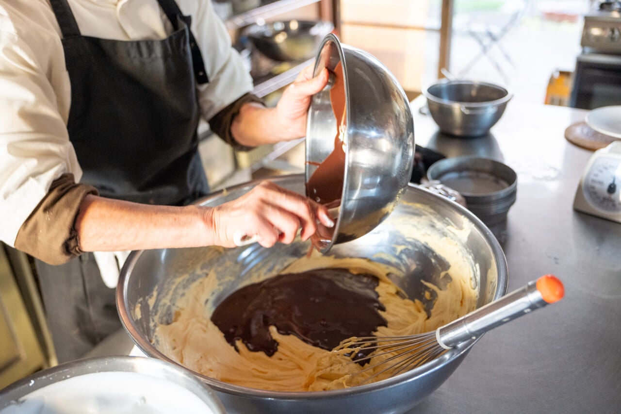 ▲先に、湯煎してあったチョコレートと、バターと粉砂糖と卵黄を混ぜたものを混ぜていきます。
