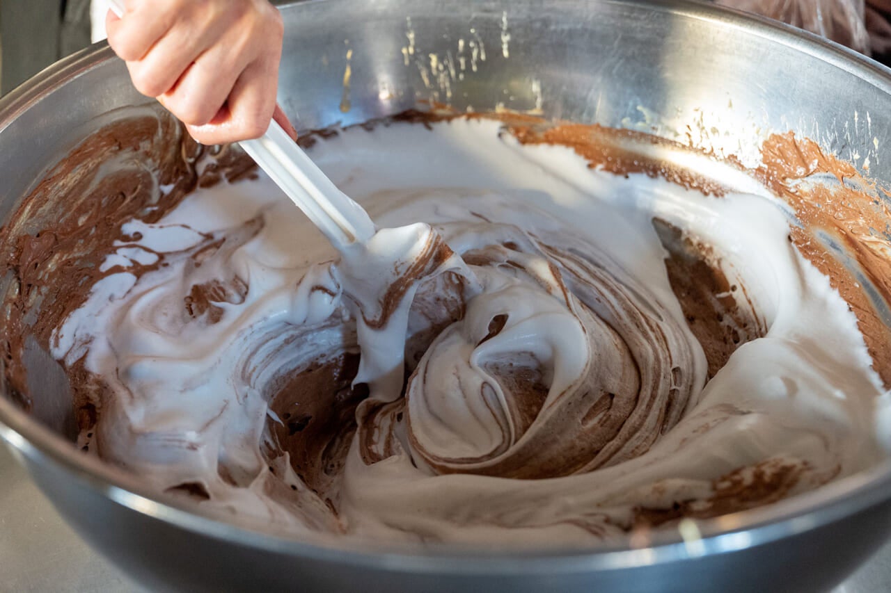 ▲そこに、泡立てた卵白を混ぜていきます。