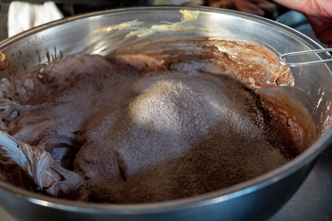 ▲最後に、ココアと薄力粉を投入。