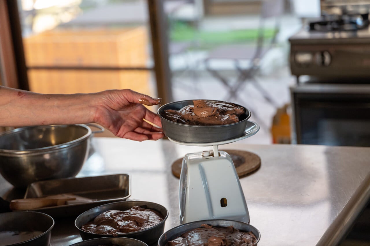 ▲生地は500グラムとちょっと。金井さんは、ヘラで生地を１回すくうと、ジャスト500グラム。「ちょっと」までを１回で盛れないというのが、シュヴェステルンハウスの七不思議の一つです。あとの６個はいずれ。
