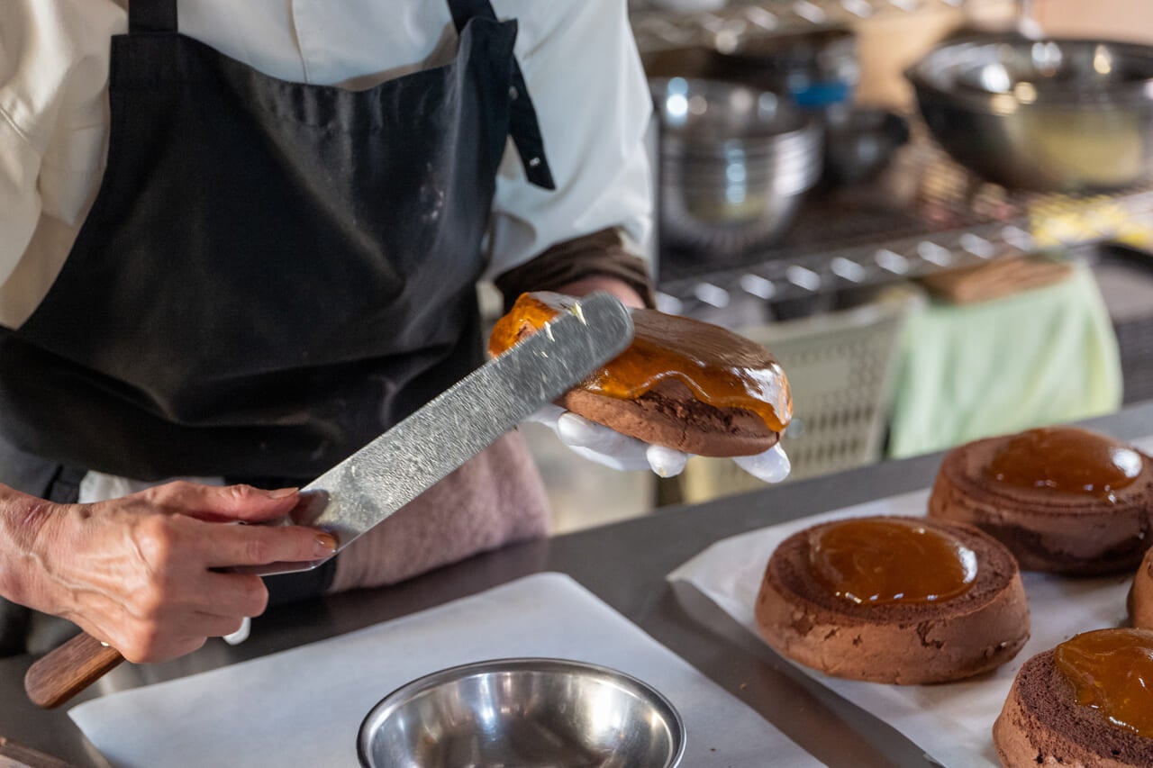 ▲横を塗るときに、ジャムが垂れないように、そしてこのあとのチョコレートコーティングをするときにチョコの熱でもすぐに流れ出ない程度の絶妙な粘度が必要です。