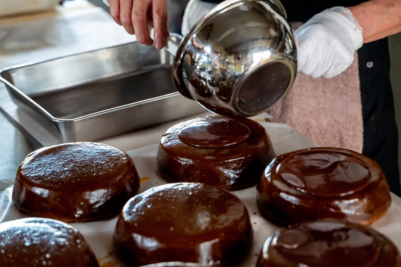 ▲あんずミックスジャムを塗ったスポンジに、チョコレートをのせます。