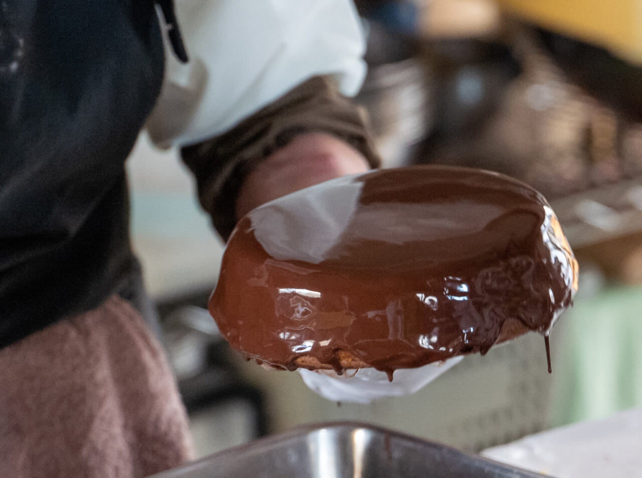 ▲ヘラで回し広げて、コーティングが完了。ひやし固めます。