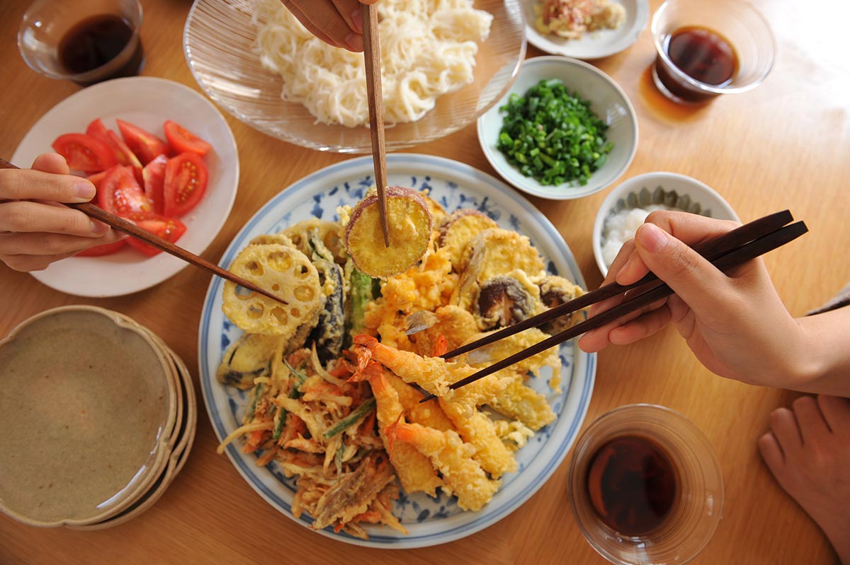 『LIFE』より「夏の終りのてんぷら。」──てんこもりの天ぷらを、あえて真上から、家族全員が箸を伸ばすシーンとして撮影。