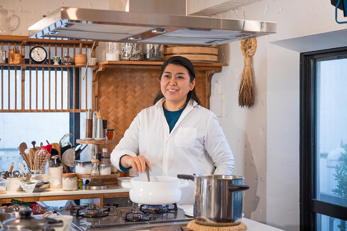 アトリエで準備中の飯島さん。