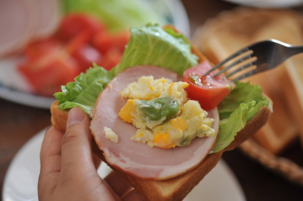 ▲『LIFE３』より「かあさんお出かけの朝の、ポテトサラダ。」より──トーストしたパンに挟んだポテトサラダがあまりにおいしそうで、まるで食べる直前のような視点で撮影。