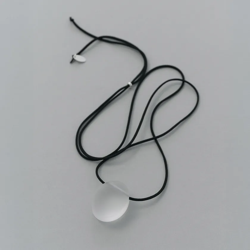 水晶のオーバルネックレス