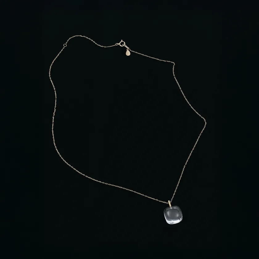 水晶のスクエアネックレス